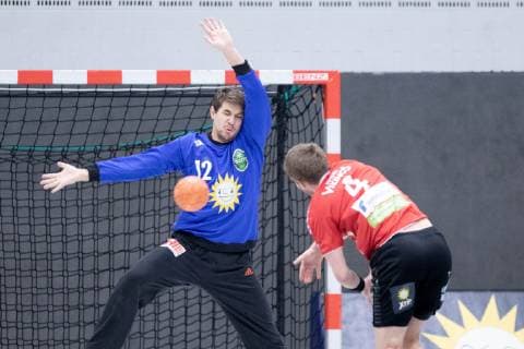 Luebbecke Germany 17 11 2018 2 Handball Bundesliga 2018 2019 TuS N Luebbecke vs HC Rhein Vikings L R Goalkeeper Peter Tatai Luebbecke Christian Hoße Hosse Vikings Luebbecke Nordrhein Westfalen Germany Merkur Arena