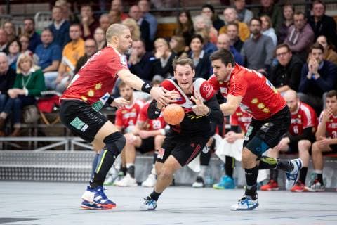 Luebbecke Germany 17 11 2018 2 Handball Bundesliga 2018 2019 TuS N Luebbecke vs HC Rhein Vikings L R Teo Coric Rhein Vikings Jens Bechtloff Luebbecke Srdjan Predragovic Vikings Luebbecke Nordrhein Westfalen Germany Merkur Arena
