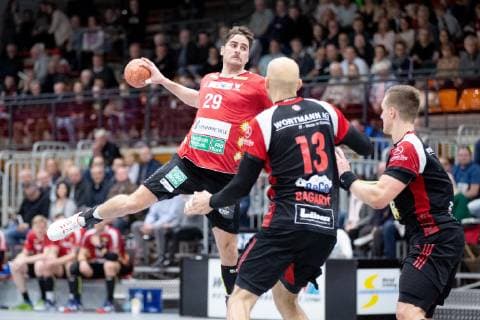Luebbecke Germany 17 11 2018 2 Handball Bundesliga 2018 2019 TuS N Luebbecke vs HC Rhein Vikings L R Alexander Oelze Vikings Marko Bagaric Luebbecke Patryk Walczak Luebbecke Luebbecke Nordrhein Westfalen Germany Merkur Arena