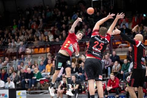 Luebbecke Germany 17 11 2018 2 Handball Bundesliga 2018 2019 TuS N Luebbecke vs HC Rhein Vikings L R Alexander Oelze Vikings Moritz Schade Luebbecke Marko Bagaric Luebbecke Luebbecke Luebbecke Nordrhein Westfalen Germany Merkur Arena