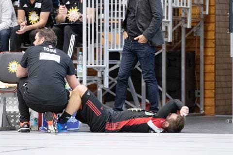 Luebbecke Germany 17 11 2018 2 Handball Bundesliga 2018 2019 TuS N Luebbecke vs HC Rhein Vikings R Jens Bechtloff Luebbecke injured Luebbecke North Rhine Westphalia Germany Merkur Arena