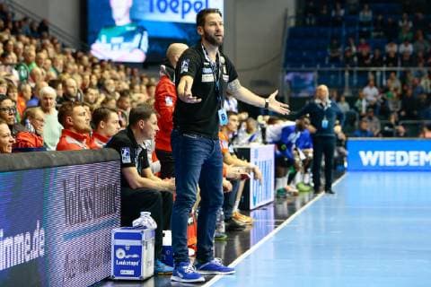 18 11 2018 xtgx Handball EHF Cup SC Magdeburg FC Porto emspor v l Bennet Wiegert Magdeburg Trainer gives instructions gesticulate with arms gesticulate gives instructions GETEC Arena