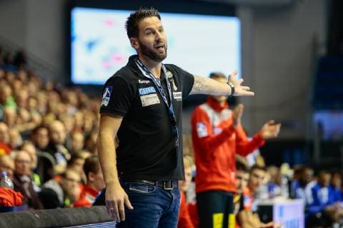 18 11 2018 xtgx Handball EHF Cup SC Magdeburg FC Porto emspor v l Bennet Wiegert Magdeburg Trainer gives instructions gesticulate with arms gesticulate gives instructions GETEC Arena