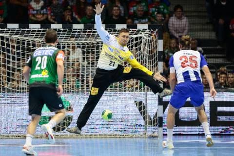 18 11 2018 xtgx Handball EHF Cup SC Magdeburg FC Porto emspor v l Dario Quenstedt Magdeburg 21 vs. Antonio Rodrigues Areia FC Porto 25 at the seven meter GETEC Arena