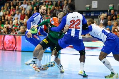 18 11 2018 xtgx Handball EHF Cup SC Magdeburg FC Porto emspor v l Zeljko Musa Magdeburg 2 Alexis Borges Hernandez FC Porto 22 Duel Battle tackle GETEC Arena