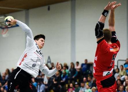 18 11 2018 xpsx Handball 3 League HSG Hanau HC Erlangen II v l Maximilian Bergold Hanau Johannes Bayer Erlangen Hanau Hessen Germany DEU