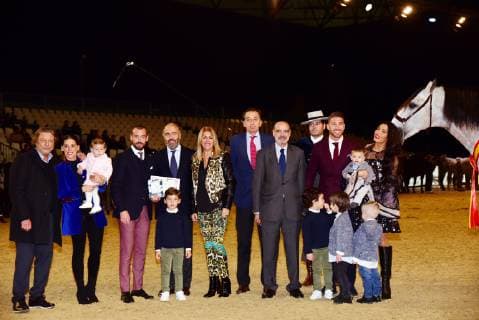 El caballo del futbolista Sergio Ramos del Real Madrid, se ha proclamado Campeón del Mundo 2018 en el Salón Internacional del Caballo (SICAB) que se está celebrando estos días en Sevilla. Sergio Ramos acompanado por su mujer Pilar Rubio y de sus hijos The horse of Sergio Ramos has been awarded as the champion of the world 2018 at SICAB celebrated in Sevilla. The wife Pilar Rubio and the children was together with Sergio in this event  xx xx