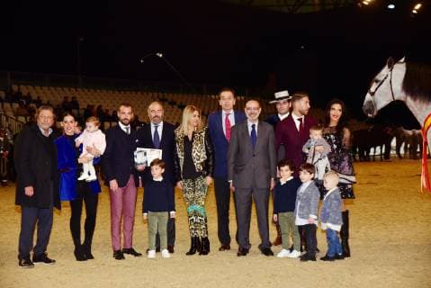El caballo del futbolista Sergio Ramos del Real Madrid, se ha proclamado Campeón del Mundo 2018 en el Salón Internacional del Caballo (SICAB) que se está celebrando estos días en Sevilla. Sergio Ramos acompanado por su mujer Pilar Rubio y de sus hijos The horse of Sergio Ramos has been awarded as the champion of the world 2018 at SICAB celebrated in Sevilla. The wife Pilar Rubio and the children was together with Sergio in this event  xx xx