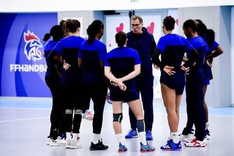 Olivier Krumbholz - entraineur (France) au milieu de ses joueuses HANDBALL : Entrainement et Conference de presse - Equipe de France Feminine - Creteil - 20 11 2018 JBAutissier Panoramic 