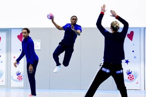 Siraba Dembele Pavlovic Allison Pineau HANDBALL : Entrainement et Conference de presse - Equipe de France Feminine - Creteil - 20 11 2018 JBAutissier Panoramic 