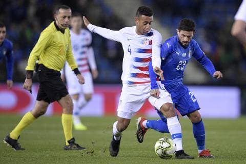 Italian Cristiano Biraghi and US Kellyn Acosta fight for the ball during a friendly soccer game between Italy and USA in Genk, Tuesday 20 November 2018. YORICKxJANSENS  x05473672x