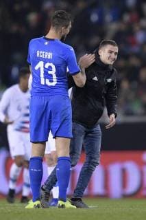Italian Francesco Acerbi and an Italian supporter pictured during a friendly soccer game between Italy and USA in Genk, Tuesday 20 November 2018. YORICKxJANSENS  x05473684x