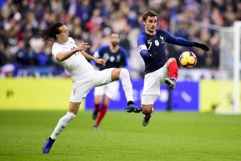 Sport Bilder des Tages Sport Bilder des Tages Fußball, Frankreich - Uruguay Antoine Griezmann (France) vs Diego Laxalt (Uruguay) FOOTBALL : France vs Uruguay - Match Amical - St Denis - 20 11 2018 JBAutissier Panoramic 