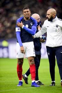 Fußball, Frankreich - Uruguay blessure a l epaule de de Kylian Mbappe (France) apres son choc avec Martin Campana (Uruguay) FOOTBALL : France vs Uruguay - Match Amical - St Denis - 20 11 2018 JBAutissier Panoramic 