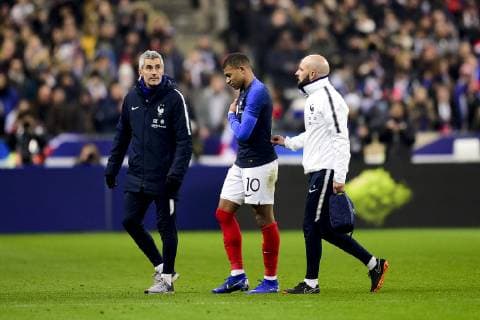 Fußball, Frankreich - Uruguay sortie sur blessure a l epaule de Kylian Mbappe (France) apres son choc avec Martin Campana (Uruguay) Franck Le Gall - Medecin FOOTBALL : France vs Uruguay - Match Amical - St Denis - 20 11 2018 JBAutissier Panoramic 