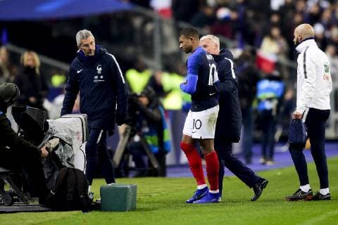 Fußball, Frankreich - Uruguay sortie sur blessure a l epaule de Kylian Mbappe (France) apres son choc avec Martin Campana (Uruguay) Didier Deschamps - entraineur (France) Franck Le Gall - Medecin FOOTBALL : France vs Uruguay - Match Amical - St Denis - 20 11 2018 JBAutissier Panoramic 