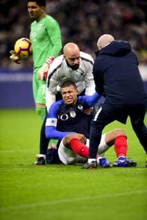blessure a l epaule de de Kylian Mbappe (France) apres son choc avec Martin Campana (Uruguay) FOOTBALL : France vs Uruguay - Match Amical - St Denis - 20 11 2018 JBAutissier Panoramic 