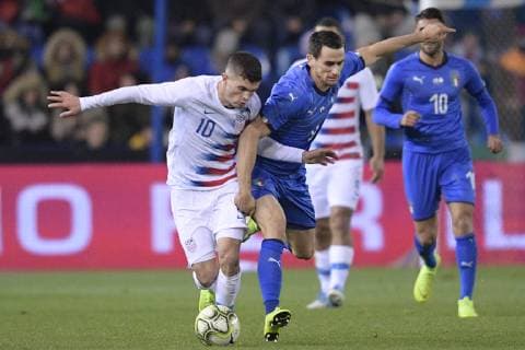 US Christian Pulisic and Italian Kevin Lasagna fight for the ball during a friendly soccer game between Italy and USA in Genk, Tuesday 20 November 2018. YORICKxJANSENS  x05473702x