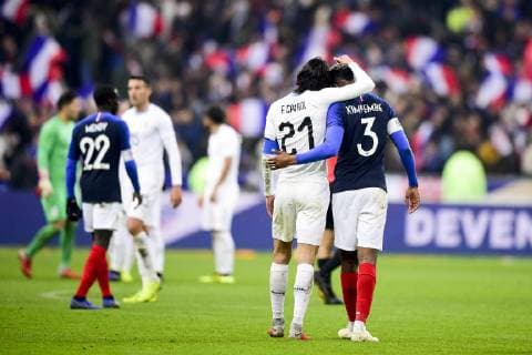 Sport Bilder des Tages accolade en fin de match entre Edinson Cavani (Uruguay) Presnel Kimpembe (France) FOOTBALL : France vs Uruguay - Match Amical - St Denis - 20 11 2018 JBAutissier Panoramic 
