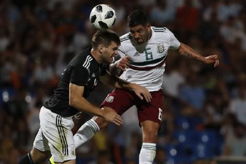 Futbol Argentina vs Mexico Partido Amistoso 2018 El jugador de Mexico Victor Guzman, derecha, cabecea la pelota durante el partido amistoso realizado en el estadio Malvinas Argentinas de Mendoza, Argentina. 20 11 2018 Martin Thomas Photosport Football, Argentina vs Mexico Friendly match Mexico s player Victor Guzman, right, heads the ball during a friendly match held at the Malvinas Argentinas stadium in Mendoza, Argentina. 20 11 2018 Martin Thomas Photosport Argentina vs Mexico, partido amistoso 2018 