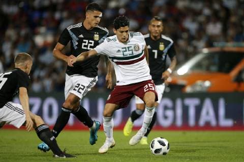 Futbol, Argentina vs Mexico Partido amistoso 2018 El jugador de la seleccion mexicana Gerardo Arteaga, centro, disputa el balon con la defensa de Argentina durante el partido amistoso realizado en el estadio Malvinas Argentinas de Mendoza, Argentina. 20 11 2018 Andres Pina Photosport Football, Argentina vs Mexico Friendly match 2018 Mexico s player Isaac Brizuela, Gerardo Arteaga, battles for the ball against the defense of Argentina during the friendly match held at the Malvinas Argentinas stadium in Mendoza, Argentina. 20 11 2018 Andres Pina Photosport Argentina vs Mexico, partido amistoso 2018 