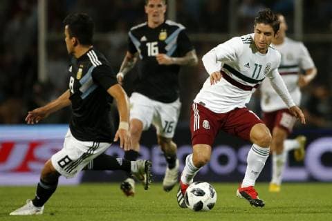 Futbol, Argentina vs Mexico Partido amistoso 2018 El jugador de la seleccion mexicana Isaac Brizuela, derecha, disputa el balon con la defensa de Argentina durante el partido amistoso realizado en el estadio Malvinas Argentinas de Mendoza, Argentina. 20 11 2018 Andres Pina Photosport Football, Argentina vs Mexico Friendly match 2018 Mexico s player Isaac Brizuela, right, battles for the ball against the defense of Argentina during the friendly match held at the Malvinas Argentinas stadium in Mendoza, Argentina. 20 11 2018 Andres Pina Photosport Argentina vs Mexico, partido amistoso 2018 