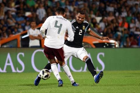 Argentina s Gabriel Mercado (R) vies for the ball against Mexico s Walter Kannemann during a friendly match between Argentina and Mexico at the Malvinas Argentinas stadium, in Mendoza, Argentina, 20 November 2018. Argentina vs. Mexico !ACHTUNG: NUR REDAKTIONELLE NUTZUNG!  Copyright: xPachyxReynosox AME8103 20181121-636783661525090291
