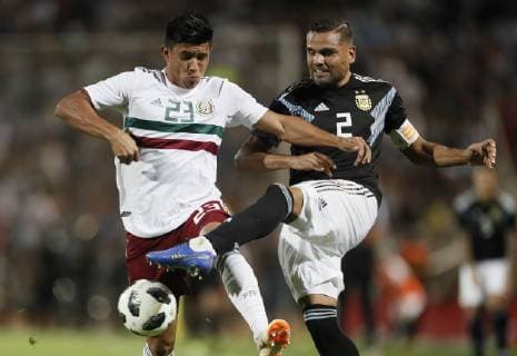 Futbol, Argentina vs Mexico Partido amistoso 2018 El jugador de la seleccion mexicana Gabriel Mercado, derecha, disputa el balon con Jesus Gallardo de Argentina durante el partido amistoso realizado en el estadio Malvinas Argentinas de Mendoza, Argentina. 20 11 2018 Andres Pina Photosport Football, Argentina vs Mexico Friendly match 2018 Mexico s player Gabriel Mercado, right, battles for the ball against Jesus Gallardo of Argentina during the friendly match held at the Malvinas Argentinas stadium in Mendoza, Argentina. 20 11 2018 Andres Pina Photosport Argentina vs Mexico, partido amistoso 2018 