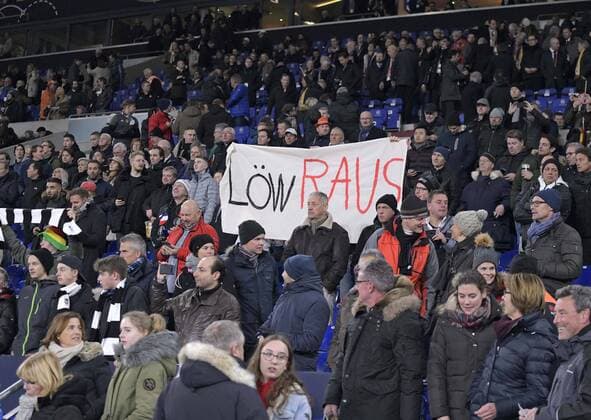 19 11 2018 Football UEFA Nations League Group 1 Matchday 6 Germany Netherlands in the Veltins Arena on Schalke in Gelsenkirchen German fans demand the expulsion of national coach Joachim Löw Germany DFL and DFB regulations prohibit any use of photographs as image sequences and or quasi video
