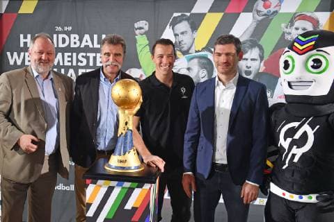 v left Andreas Michelmann President German Handball Federation Heiner Brand World Champion as Player and Coach 1978 2007 and World Cup Ambassador Cologne Dominik Klein World Champion 2007 and World Cup Ambassador Munich Henning Fritz World Champion 2007 and World Cup Ambassador Hamburg Mascot STAN posing with the IHF World Cup Trophy Trophy Press Conference Ó50 days until the Handball World Cup 2019Ó 21 11 2018 in Munich