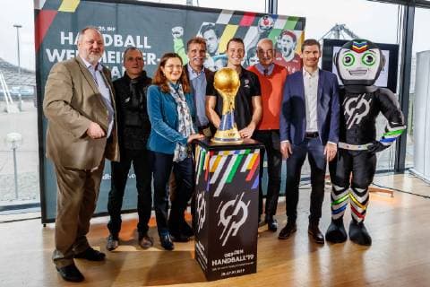 Munich Germany 21 11 2018 Press conference 50 days until the Handball World Cup 2019 Andreas Michelmann President Deutscher Handballbund Georg Clarke President Bayerischer Handball Verband Marion Schoene Managing Director Olympiapark München GmbH Heiner Brand Dominik Klein Stadtrat Thomas Ranft Henning Fritz Maskottchen Stan DeFodi507