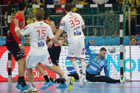 EHF Handball Champions League Group Phase 9 Matchday Rhein Neckar Löwen Telekom Veszprem HC on 21 11 2018 in the SAP Arena in Mannheim Baden Württemberg xmdx 4 3 for Telekom Veszprem by Kentin Mahe 35 Telekom Veszprem vs. Andreas Palicka 12 Tor Rhein Neckar Loewen torjubel Rhein Neckar Löwen Telekom Veszprem HC