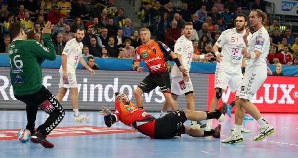 EHF Handball Champions League Group Phase 9 Matchday Rhein Neckar Löwen Telekom Veszprem HC on 21 11 2018 in the SAP Arena in Mannheim Baden Württemberg xmdx 5 6 for due Loewen by Jannik Kohlbacher 80 Rhein Neckar Loewen against Mikler Roland 16 goalkeeper Telekom Veszprem torjubel Rhein Neckar Löwen Telekom Veszprem HC