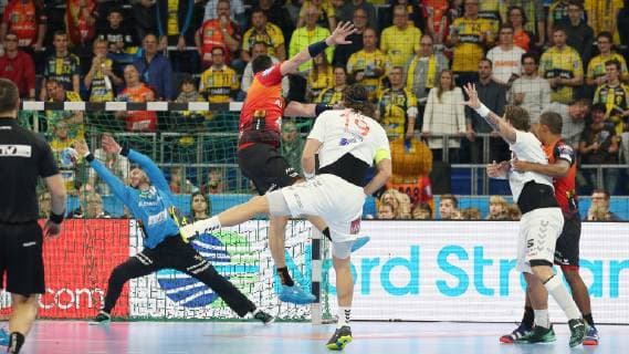 EHF Handball Champions League Group Phase 9 Matchday Rhein Neckar Löwen Telekom Veszprem HC on 21 11 2018 in the SAP Arena in Mannheim Baden Württemberg xmdx 9 8 for Telekom Veszprem by Nagy Laszlo 19 Telekom Veszprem against Andreas Palicka 12 Tor Rhein Neckar Loewen torjubel Rhein Neckar Löwen Telekom Veszprem HC
