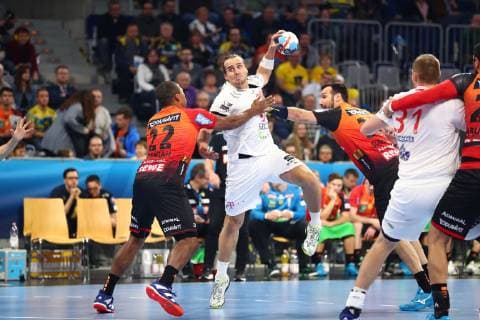 Kent Robin Toennesen Telekom Veszprem HC in duel with Mads Mensah Rhein Neckar Loewen and Gedeon Guardiola Rhein Neckar Loewen Rhein Neckar Loewen vs. Telekom Veszprem HC EHF Champions League 21 11 2018 Photo Eibner Rhein Neckar Loewen vs. Telekom Veszprem HC EHF Champions League 21 11 2018 Mannheim Copyright: xEIBNER Alexander_Neisx EP_ANS