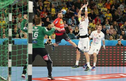 EHF Handball Champions League Group Phase 9 Matchday Rhein Neckar Löwen Telekom Veszprem HC on 21 11 2018 in the SAP Arena in Mannheim Baden Württemberg xmdx Bogdan Radivojevic 14 Rhein Neckar Loewen gives away goal chance against Mikler Roland 16 goalkeeper Telekom Veszprem Rhein Neckar Löwen Telekom Veszprem HC