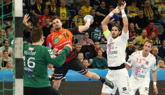 EHF Handball Champions League Group Phase 9 Matchday Rhein Neckar Löwen Telekom Veszprem HC on 21 11 2018 in the SAP Arena in Mannheim Baden Württemberg xmdx Bogdan Radivojevic 14 Rhein Neckar Loewen gives away goal chance against Mikler Roland 16 goalkeeper Telekom Veszprem Rhein Neckar Löwen Telekom Veszprem HC
