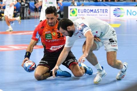 Rhein Neckar Loewen Telekom Veszprem HC Veszprems Dejan Manaskov vs. Rhein Neckar Loewe Alexander Petersson No 32 in the Champions League match Rhein Neckar Loewen Telekom Veszprem HC Mannheim 21 11 18 Handball Champions League Mannheim Baden Wuerttemberg Germany SAP Arena