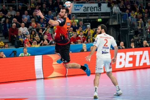 v li Gedeon Guardiola RNL 30 Dejan Manaskov KC Veszprem 2 at jump throw throw goal throw action action scene handball champions league Rhine Neckar lion Telekom Veszprem HC xozx