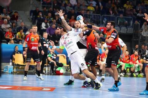Laszlo Nagy Telekom Veszprem HC in a duel with Gedeon Guardiola Rhein Neckar Loewen Rhein Neckar Loewen vs. Telekom Veszprem HC EHF Champions League 21 11 2018 Photo Eibner Rhein Neckar Loewen vs. Telekom Veszprem HC EHF Champions League 21 11 2018 Mannheim Copyright: xEIBNER Alexander_Neisx EP_ANS