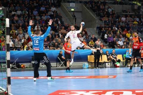 Casper Marguz Telekom Veszprem HC alone in front of Andreas Palicka Rhein Neckar Loewen Rhein Neckar Loewen vs. Telekom Veszprem HC EHF Champions League 21 11 2018 Photo Eibner Rhein Neckar Loewen vs. Telekom Veszprem HC EHF Champions League 21 11 2018 Mannheim Copyright: xEIBNER Alexander_Neisx EP_ANS