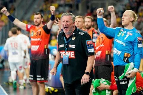 Nikolaj Jacobsen coach head coach RNL gives instructions gesticulated with arms gesticulate gives instructions gesticulate clipping full body single frame action action game scene screaming shouting calling handball champions league Rhine Neckar lions Telekom Veszprem HC xozx