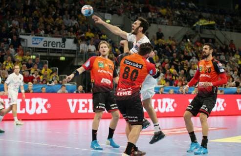 EHF Handball Champions League Group Phase 9 Matchday Rhein Neckar Löwen Telekom Veszprem HC on 21 11 2018 in the SAP Arena in Mannheim Baden Württemberg xmdx Petar Nenadic 34 Telekom Veszprem Jannik Kohlbacher 80 Rhein Neckar Loewen Rhein Neckar Löwen Telekom Veszprem HC