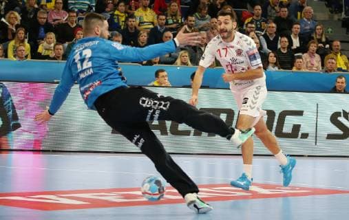 EHF Handball Champions League Group Phase 9 Matchday Rhein Neckar Löwen Telekom Veszprem HC on 21 11 2018 in the SAP Arena in Mannheim Baden Württemberg xmdx 19 16 for Telekom Veszprem by Dragan Gajic 17 Telekom Veszprem against Andreas Palicka 12 Gate Rhein Neckar Loewen torjubel Rhein Neckar Löwen Telekom Veszprem HC