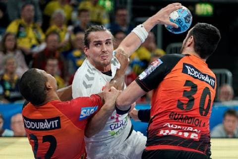 v li Mads Mensah Larsen RNL 22 Kent Robin Tönnesen KC Veszprem 15 Gedeon Guardiola RNL 30 Duel tackle tackling Dynamic Action Handball Champions League Rhein Neckar Löwen Telekom Veszprem HC xozx