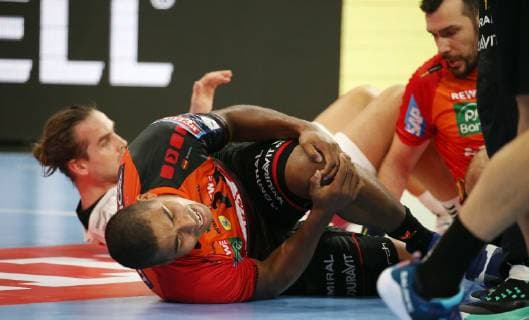 EHF Handball Champions League Group Phase 9 Matchday Rhein Neckar Löwen Telekom Veszprem HC on 21 11 2018 in the SAP Arena in Mannheim Baden Württemberg xmdx Mads Mensah 22 Rhein Neckar Loewen after foul with pain on the ground Rhein Neckar Löwen Telekom Veszprem HC
