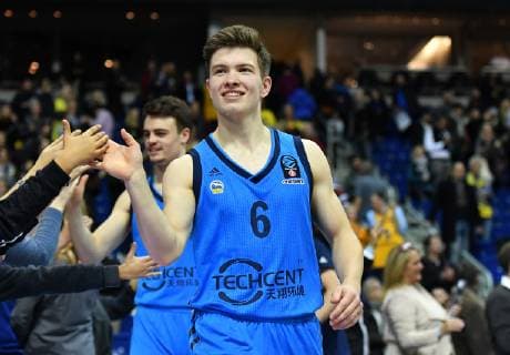 Bennet Hundt ALBA claps his fans after the match Jonas Mattisseck ALBA ALBA Berlin Limoges CSP Basketball Eurocup 2018 2019 7Days Eurocup Men Men Men Men Season 2018 2019 Berlin 21 11 2018 Mercedes Benz Arena