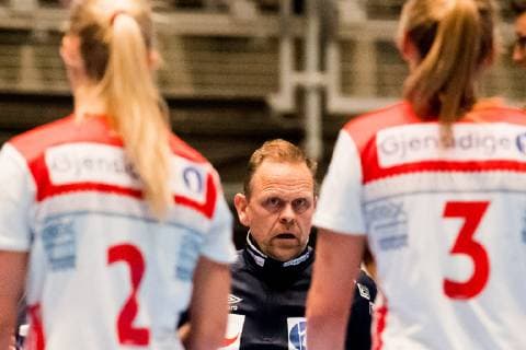 181122 Henny Ella Reistad, Thorir Hergeirsson, head coach of Norway, andEmilie Hegh Arntzen of Norway during the Mobelringen Cup match between Norway and Hungary on November 22, 2018 in Fornebu. Photo: Jon Olav Nesvold BILDBYRAN kod JE 160364  Copyright: JONxOLAVxNESVOLD BB181122JE014