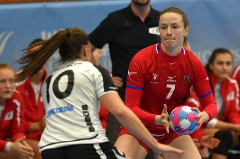 Handball, Damen Länderspiel, Tschechien - Schweiz Pripravny turnaj hazenkarek O stit mesta Chebu: CR - Svycarsko, 22. listopadu 2018 v Chebu. Zleva Daphne Gautschiova ze Svycarska a Helena Rysankova z CR. CTKPhotoP201811220789201  KBS_05