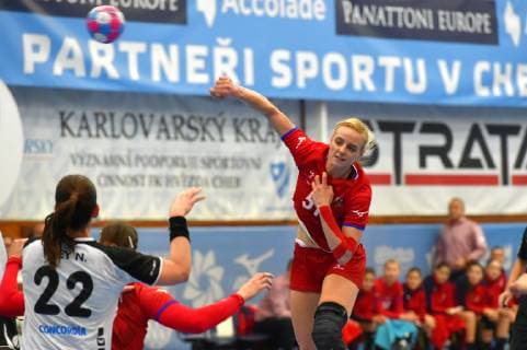 Handball, Damen Länderspiel, Tschechien - Schweiz Pripravny turnaj hazenkarek O stit mesta Chebu: CR - Svycarsko, 22. listopadu 2018 v Chebu. Zleva Noelle Freyova ze Svycarska a Petra Adamkova a Marketa Jerabkova z CR. CTKPhotoP201811220793101  KBS_07